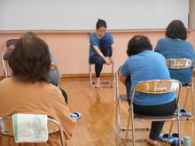 写真：足のもみほぐしをしている様子