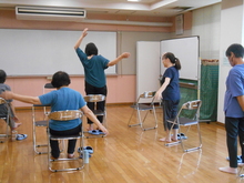写真：肩関節周りの筋肉をほぐしている様子