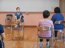 写真：受講者が講師の説明を聞いている様子