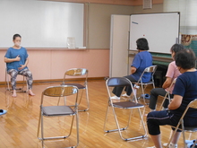 写真：呼吸を意識しながらストレッチをしている様子