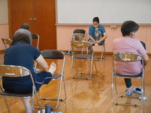 写真：足をほぐしている様子