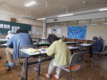 写真：受講者が「のうぜんかずら」の下塗りをしている様子
