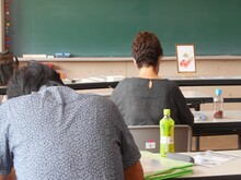 写真:受講者が「のうぜんかずら」の仕上げをしている様子