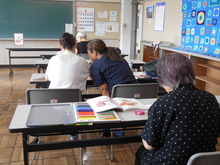 写真:講師が受講者に塗り方の指導をしている様子