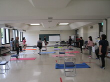 写真：片足で重心を確認している様子