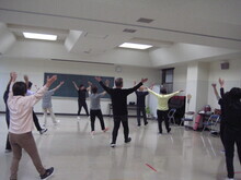 写真:胸を開く運動をしている様子