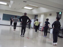 写真：かかと上げをしている様子