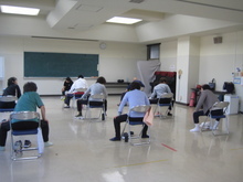 写真:椅子に座ってストレッチをしている様子