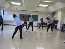 写真:体側伸ばしをしている様子