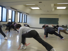 写真：準備体操をしている様子