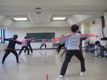 写真：ロープを使ってストレッチをしている様子