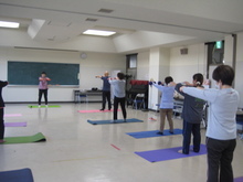 写真：ダンベルを使って運動をしている様子