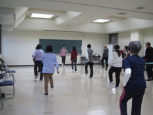 写真：準備体操をしている様子