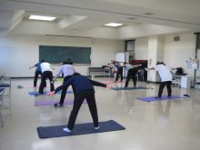 写真：ダンベルを使って運動をしている様子