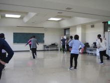 写真：片足立ちに挑戦している様子