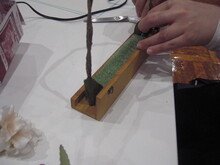 写真:からませた小枝をアーチ状につけている様子