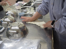 写真:生地をこねている様子