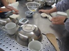 写真：生地にごまをまぜこんでいる様子