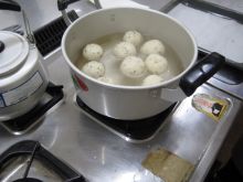 写真：ひと口サイズの生地を茹でている様子