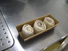 写真：ロール状の生地をカットして並べた様子