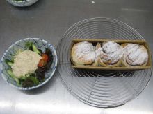 写真：焼きあがったパンと豆腐ドレッシングがかかっている生野菜サラダ