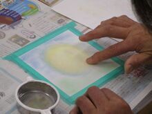 写真:削ったパステルを指で塗っている様子