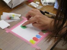 写真:指でぼかした丸をいくつも描いてツリーに見立てている様子