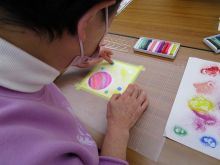 写真：鞠（まり）をたくさんの色で塗り分けて描いている様子