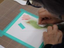 写真：うぐいすを描いている様子