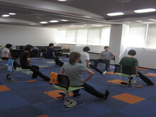 写真:座骨を意識したストレッチの様子