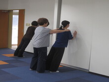 写真:講師がアドバイスしている様子