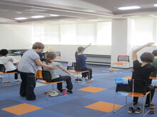 写真:講師が動きをチェックしている様子