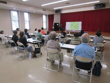 写真:ピアノに合わせて歌っている様子