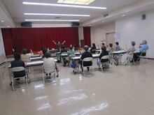 写真:打楽器を演奏している様子