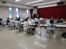 写真:ピアノに合わせて歌っている様子