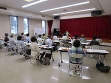 写真:スティックでリズムをとっている様子