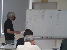 写真：講師が解説をしている様子
