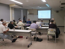 写真:古文書の解説を聴いている受講生の様子