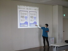 写真：講師が説明している様子