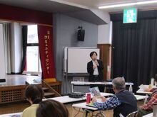 写真：講師が説明をしている様子