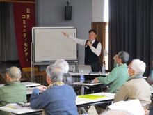 写真：講師が説明をしている様子