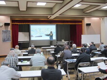 写真:講師が説明をしている様子(1)