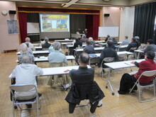 写真:講師が説明をしている様子(2)