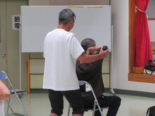 写真:肩のストレッチをしている様子