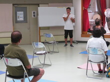 写真:講師が受講者の質問に答えている様子