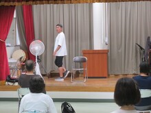 写真:講師が歩き方を説明している様子