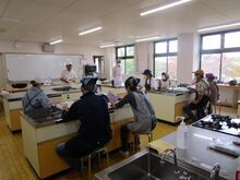 写真：講師が説明をしている様子