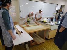 写真：受講生が生地を延ばしている様子