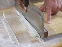 写真：受講生が生地を切っている様子