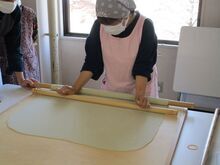 写真:生地を延ばしている様子